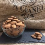 131.almendra cruda con piel