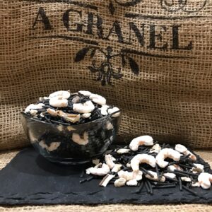 Fideuá de tinta, gambas y setas